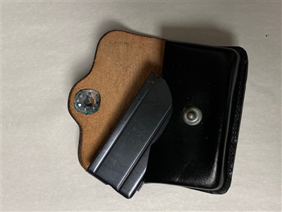 US GIBLACK LEATHER POUCH WITH ONE M1 CARBINE 15RD MAGAZINE.